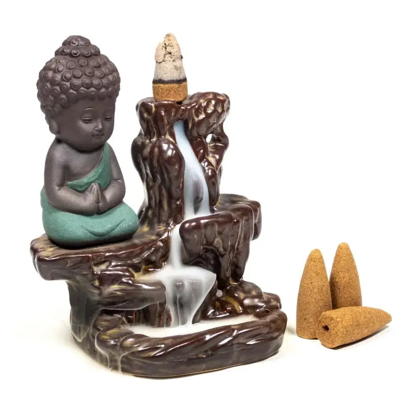 brucia incenso a fontana e piccolo buddha