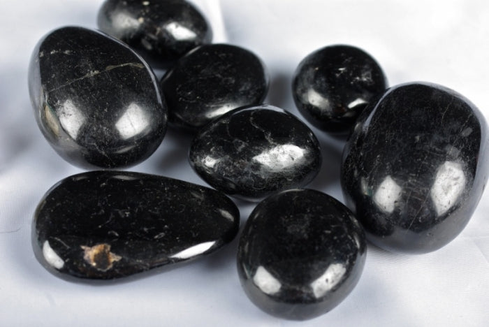 pietra burattata tormalina di colore nero